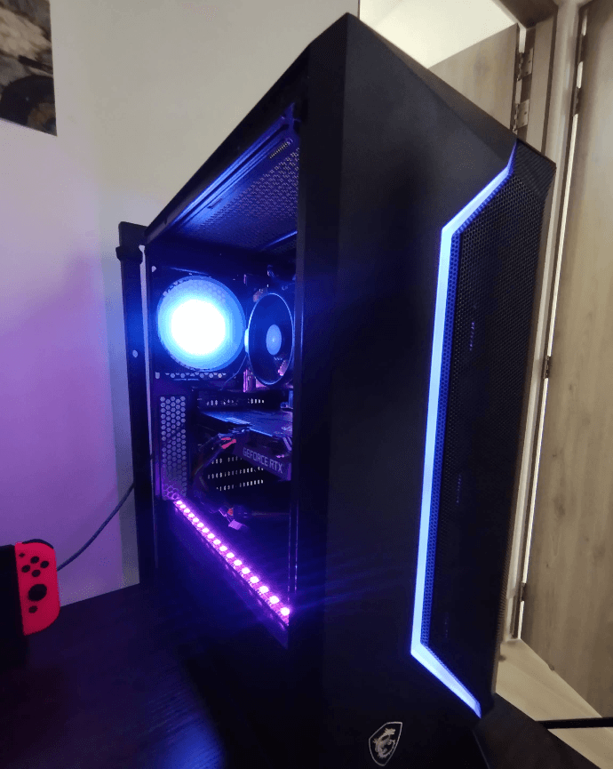 Case MSI con iluminación lateral